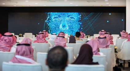 علام أول تطبيق سعودي يجري محادثات باللغة العربية
