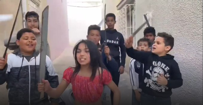 لقطات لأطفال يرقصون بأسلحة بيضاء يخلف غضبًا في تونس