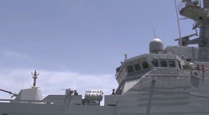 مشهد إنساني .. البحرية السعودية تساعد معاقًا على صعود سفينة الإجلاء