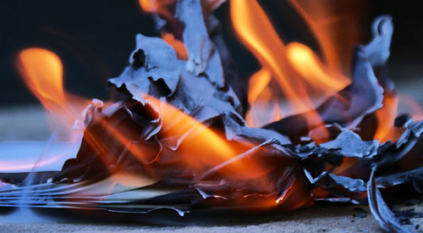 مدرس يشعل النار بأوراق امتحانات طلابه بفرنسا لسبب غريب