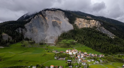 طبقة كثيفة من الضباب تجلي سكان قرية في سويسرا