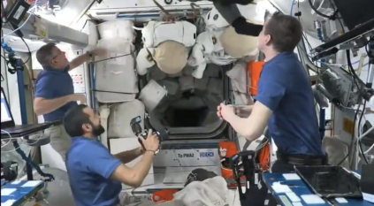 لحظة لقاء علي وريانة برائد الفضاء الإماراتي بمحطة الفضاء الدولية