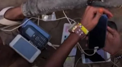 اصطفاف عشرات السودانيين في طوابير طويلة لشحن هواتفهم