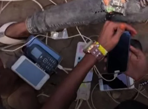 اصطفاف عشرات السودانيين في طوابير طويلة لشحن هواتفهم