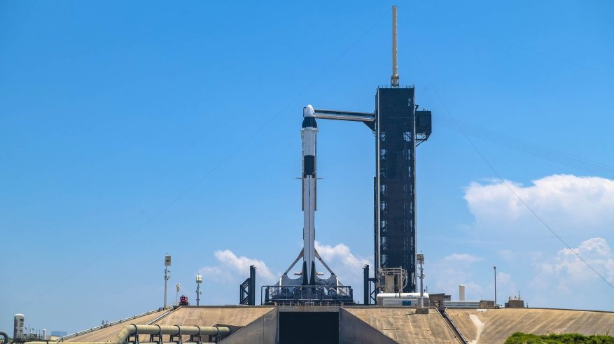 صاروخ فالكون 9 ومركبة دراجون في انتظار ريانة والقرني