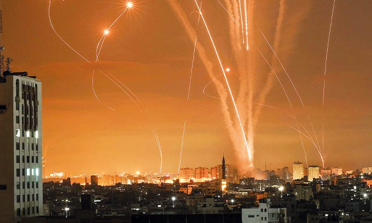 لقطات لزخة صواريخ من غزة تتجه نحو تجاه المستوطنات