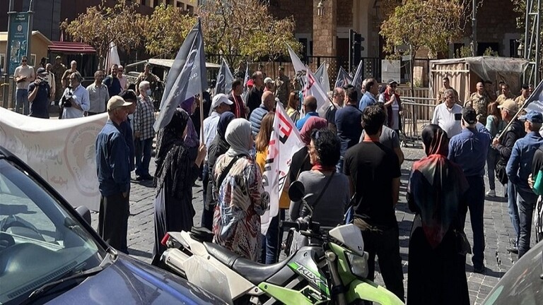 محتجون في لبنان يطالبون باسترجاع ودائعهم في البنوك