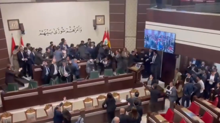 مشاجرة وتشابك بالأيدي داخل برلمان كردستان العراق