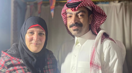 سفارة السعودية بالقاهرة تجمع مواطنًا بوالدته المصرية بعد فراق 32 عامًا