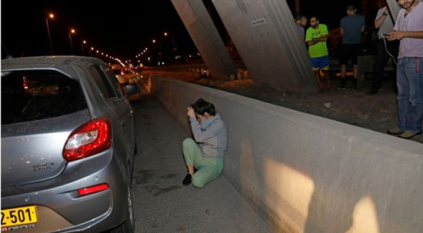 تكدس السيارات الإسرائيلية بالطرق بعد هروب أصحابها للملاجئ