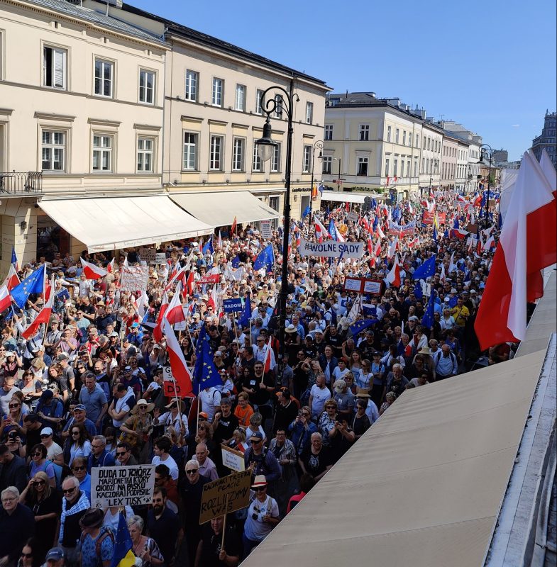 بولندا تشهد أكبر مظاهرة مناهضة للحكومة منذ 30 عاماً
