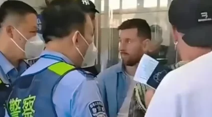 ميسي يتعرض لموقف محرج في مطار بكين