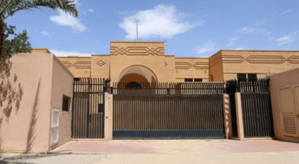 لحظة قص الشريط وإعادة فتح السفارة الإيرانية بالرياض