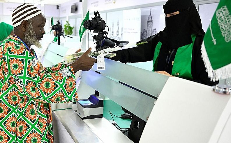 طريق مكة تواصل إجراءات مغادرة مستفيديها من كوت ديفوار