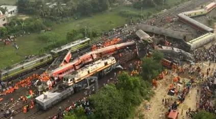 لقطات جوية تكشف حجم كارثة تصادم قطارات الهند