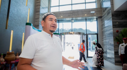 حاج كازاخستاني يستثمر برنامج خادم الحرمين في تعزيز لغة القرآن