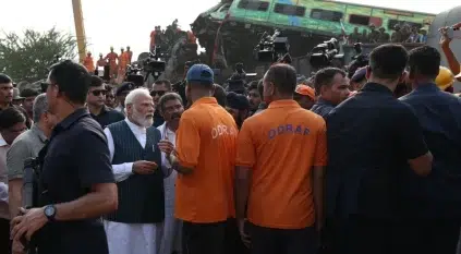 ناريندرا مودي يزور موقع أسوأ حادث قطارات بالهند