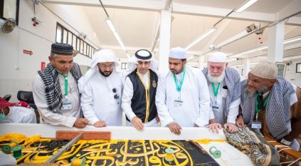 ضيوف برنامج خادم الحرمين الشريفين يزورون مجمع الملك عبدالعزيز لكسوة الكعبة المشرفة