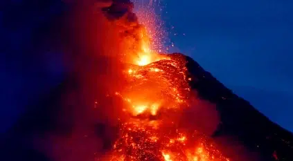 لحظة ثوران بركان مايون في الفلبين