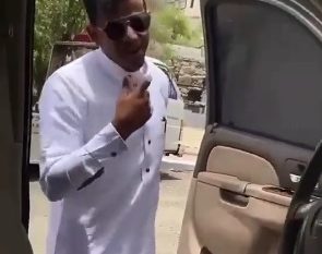 مواطن شهم يعطى سيارته لأسرة لا يعرفها تعطلت على طريق عام