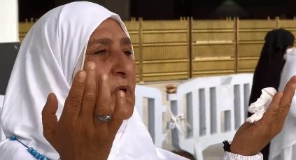 حاجة عراقية تعبر عن مشاعرها بالدموع: ربيت واعتنيت بأخي والآن يحقق حلم حياتي