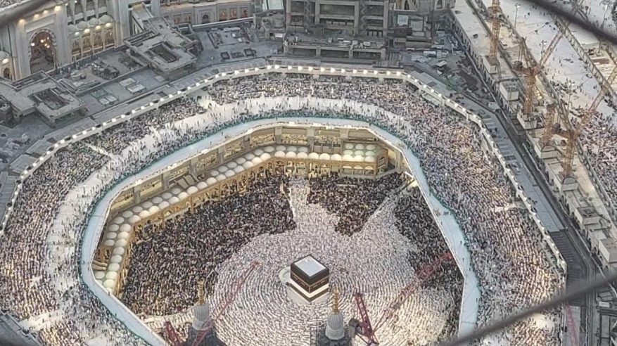 مليون و200 ألف يؤدون صلاة الجمعة في الحرمين الشريفين