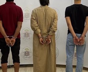 لحظة القبض على 3 مروجين للمخدرات بتبوك