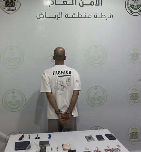 ضبط مقيم لترويجه الحشيش والأقراص الممنوعة بالرياض