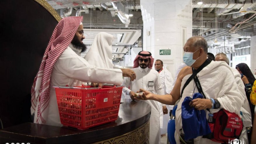 شؤون الحرمين تستقبل الحجاج بالهدايا في الرواق السعودي