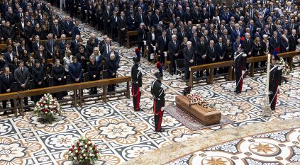 إيطاليا تودع برلسكوني بالدموع في جنازة مهيبة حضرها الآلاف