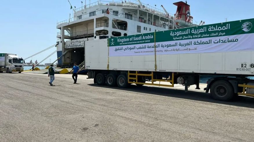 تسيير أولى طلائع الجسر البحري الإغاثي السعودي إلى السودان