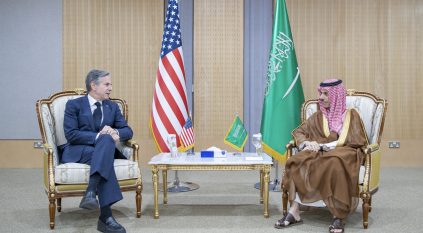 فيصل بن فرحان يبحث مع بلينكن سبل تعزيز العلاقات الخليجية الأمريكية