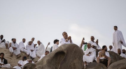 مشاهد الدعاء والمناجاة من جبل الرحمة بمشعر عرفات