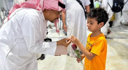 شؤون الحرمين تستقبل حجاج بيت الله الحرام بالحلوى والورود