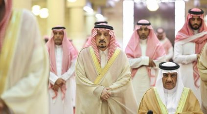 أمير الرياض يؤدي صلاة الميت على الأمير سعود بن عبدالله بن فيصل