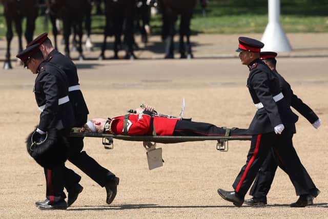 لحظة إغماء جندي بريطاني خلال عرض أمام الأمير ويليام