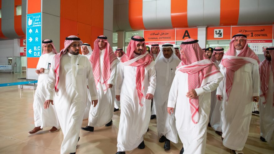 بدر بن سلطان يقف على جاهزية خدمات الحجاج في مطار الملك عبدالعزيز
