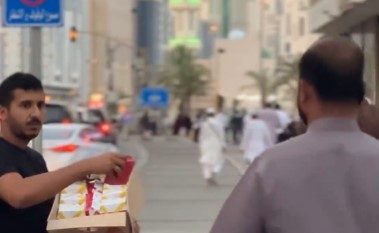 شباب سعوديون يقدمون المأكولات والمشروبات للحجاج