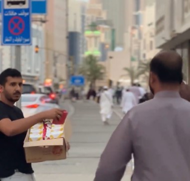 شباب سعوديون يقدمون المأكولات والمشروبات للحجاج