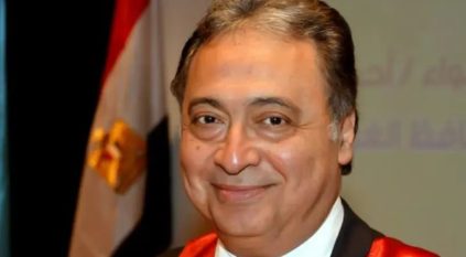التحقيق في وفاة وزير مصري بخطأ طبي