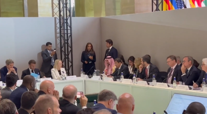 الرميان يشارك الرئيس الفرنسي إحدى الجلسات المغلقة في قمة باريس