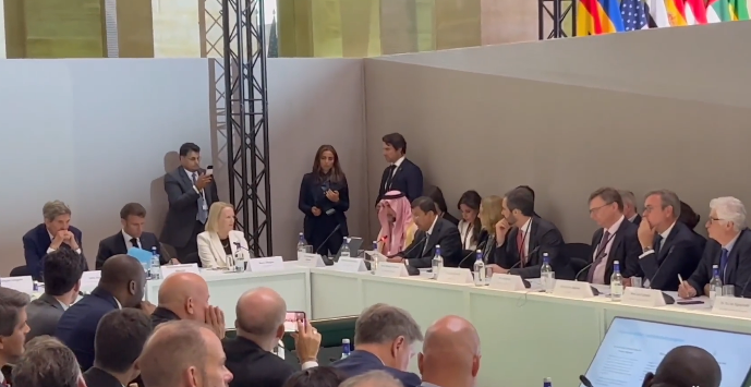 الرميان يشارك الرئيس الفرنسي إحدى الجلسات المغلقة في قمة باريس