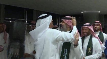 موقف طريف بين عم علي القرني ووزير الاتصالات