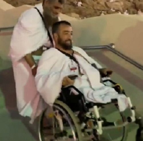 مشهد مؤثر لحاج معاق يساعد معاقًا آخر بمشعر عرفات