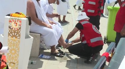لحظة إسعاف بعض الحجاج المصابين في صعيد عرفات