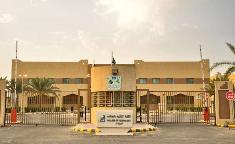 تعليق الحضور والتدريب عبر البلاك بورد بكلية التقنية للبنين بالطائف