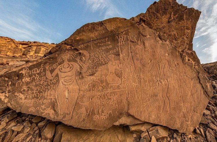 كنوز تراثية عربية تخبو تحت صخور جبل الحقون في نجران