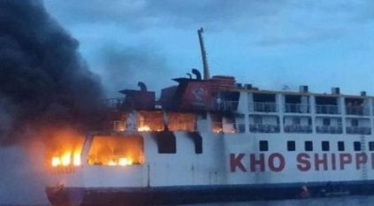 لحظة اندلاع حريق في باخرة فلبينية على متنها 120 شخصًا