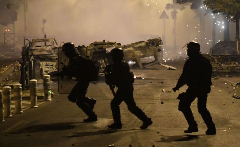 فرنسا تشتعل بنيران الاحتجاجات وإصابة 249 شرطيًّا في المواجهات