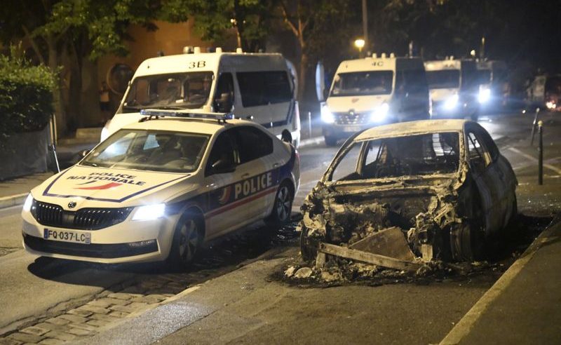 السفارة السعودية في باريس تحث رعاياها بتجنب أماكن الاحتجاجات